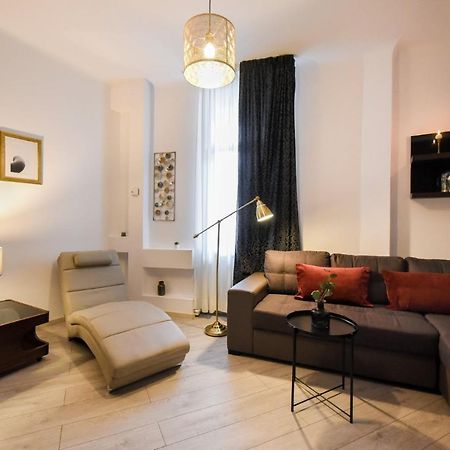 Discover Comfort: Charming & Spacious Apartment In The Old Town Bucureşti Ngoại thất bức ảnh