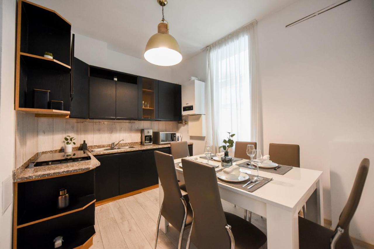 Discover Comfort: Charming & Spacious Apartment In The Old Town Bucureşti Ngoại thất bức ảnh